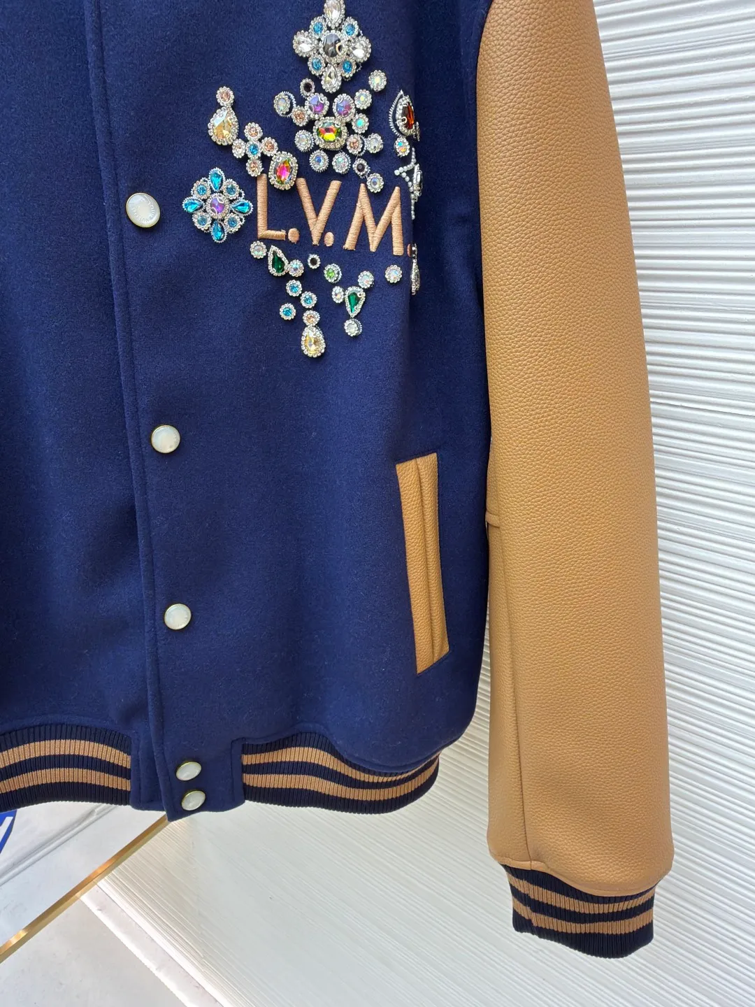 LOUIS VUITTON Hand-beaded hot-drilled leather baseball jacket ●Original version: purchased and developed by 55246 ●Item No.: 1682480-C70 ●Fabric: wool fabric ●Technology: hot-drilled production ●Color: blue and yellow ●Version: Fitted version ●Weight: about 1140 grams ●Size: S-M-L-XL ●Description: The upper body of this fabric is soft, and the classic combination of wool and yarn presents the high-end style of ready-to-wear. The beads are connected by embroidery, computer-positioned embroidery is connected, and the knots are sewn by hand. Each pattern is positioned 1:1 according to the original version, and the size of each bead is consistent with the original version. The overall wiring is straight and delicate, the fabric is comfortable and soft, and the color is consistent without color difference. It can be matched with the same style to create a fashionable look and control various occasions. Customized accessories, complete with three standards, same style for men and women!
